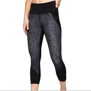 Athleta Crocodile Stealth TruCool Capri Skulptek large